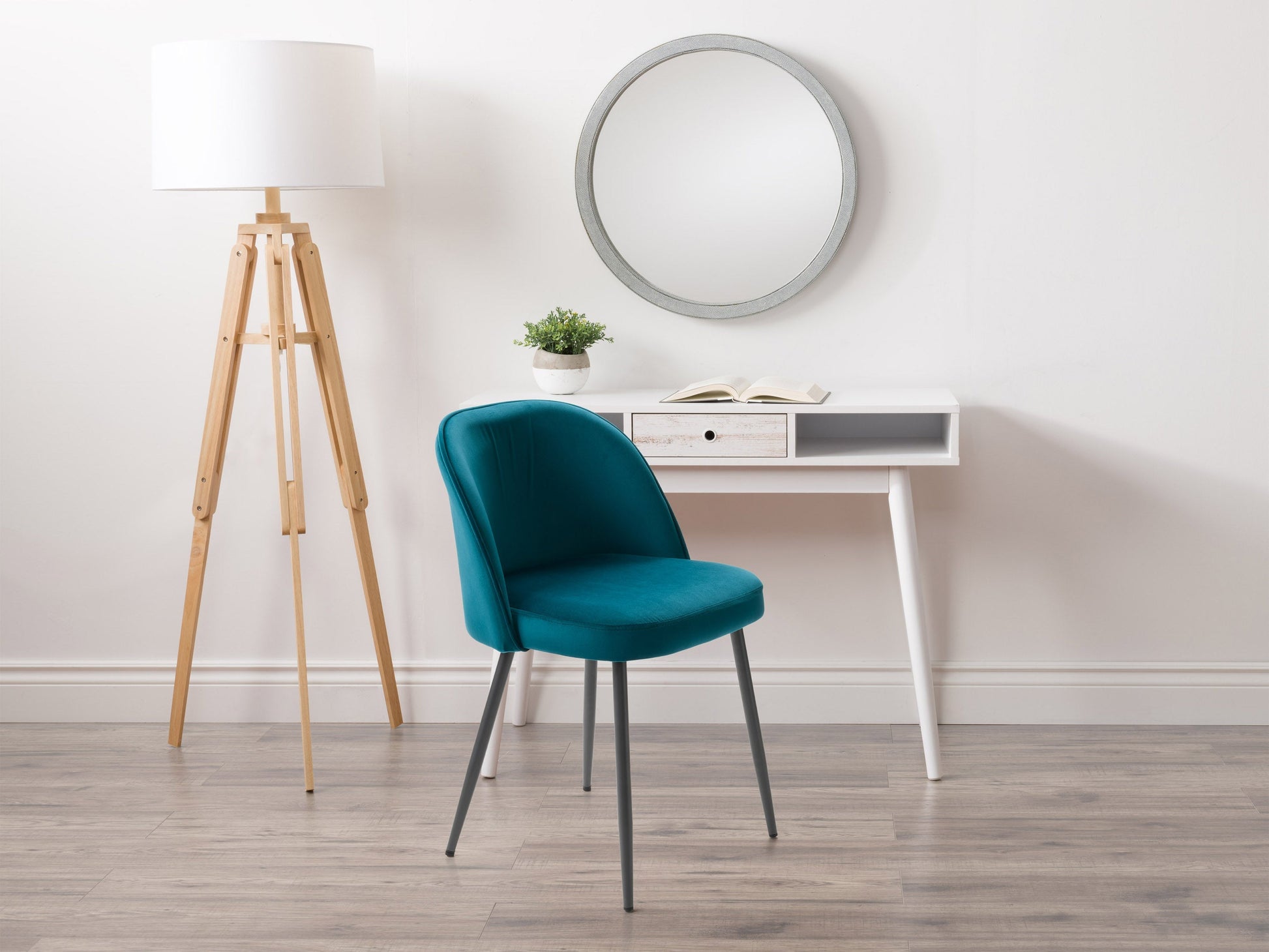 Teal velvet dining chair with gold metal legs, featuring a curved backrest and plush cushioning for luxurious comfort and modern elegance. Ideal for contemporary dining rooms or stylish home offices.