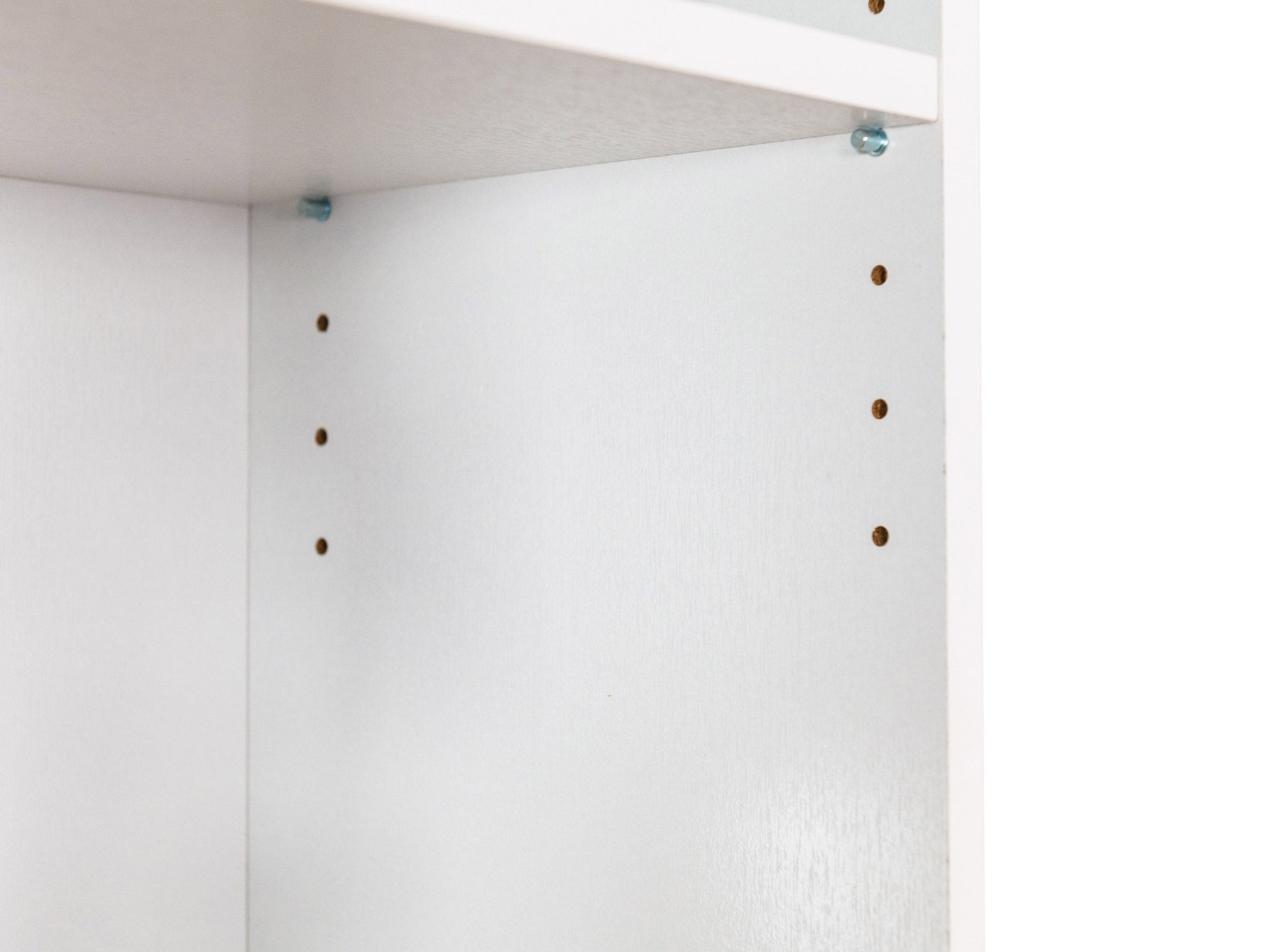 White 5-tier bookshelf with sleek, modern design, featuring sturdy wooden shelves and metal frame. Ideal for home office or living room storage, this versatile shelving unit complements contemporary decor.